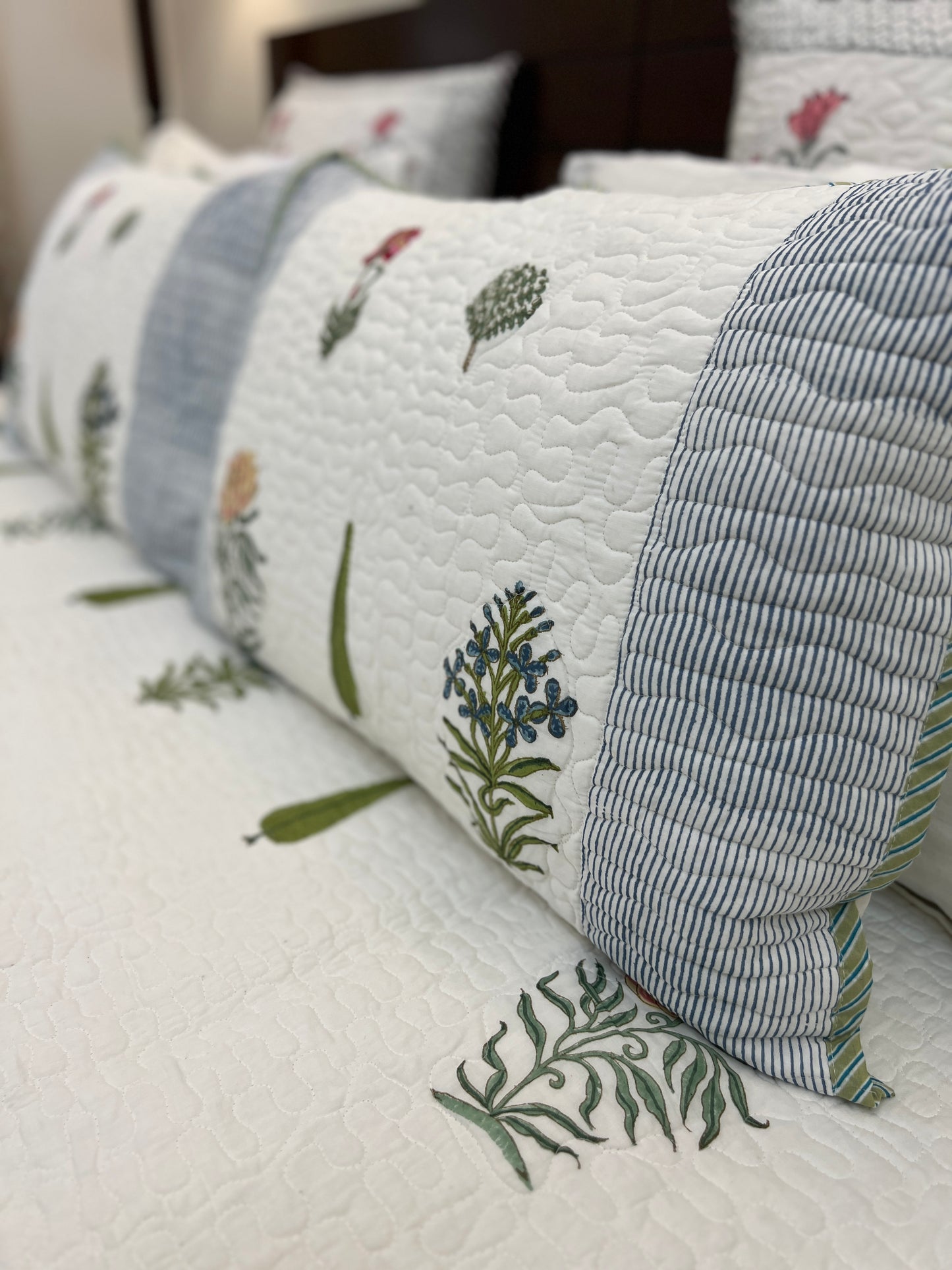 Quilted bedcover | 90*108 Inches | Elegant Echoes