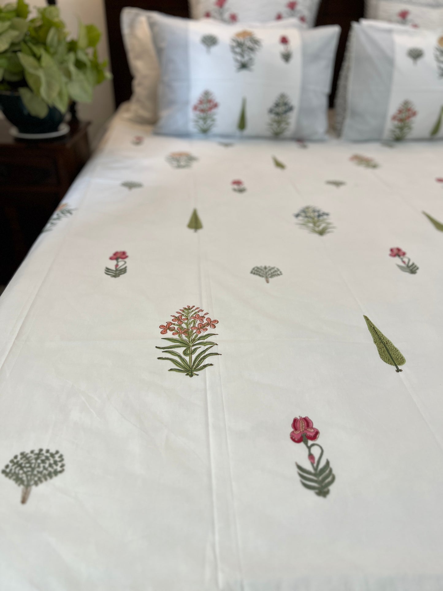 Bedding Set | Quilt with Bedsheet | Elegant Echoes