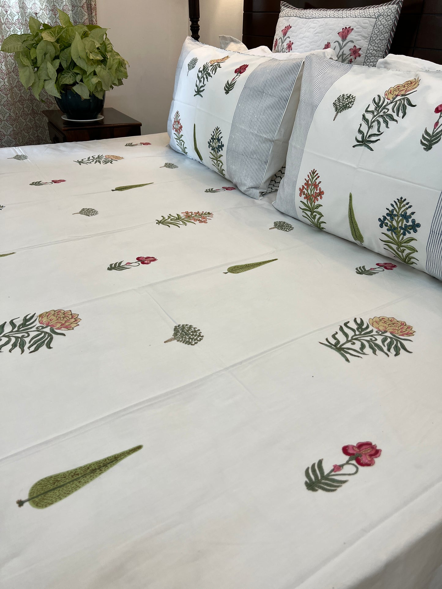 Bedding Set | Quilt with Bedsheet | Elegant Echoes
