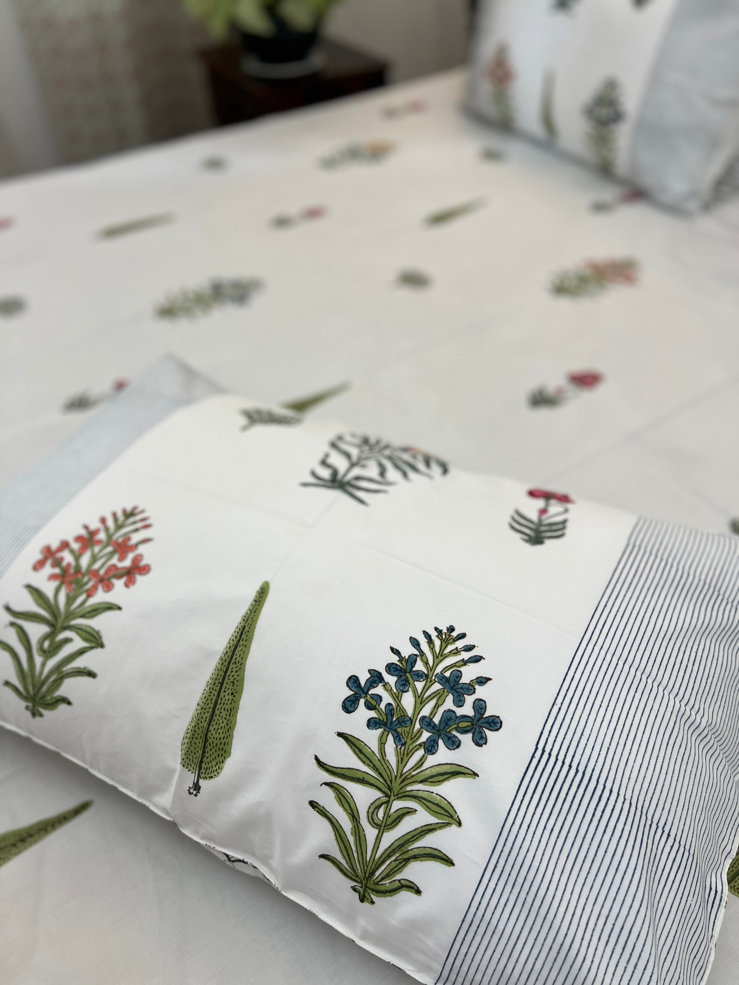 Bedding Set | Quilt with Bedsheet | Elegant Echoes