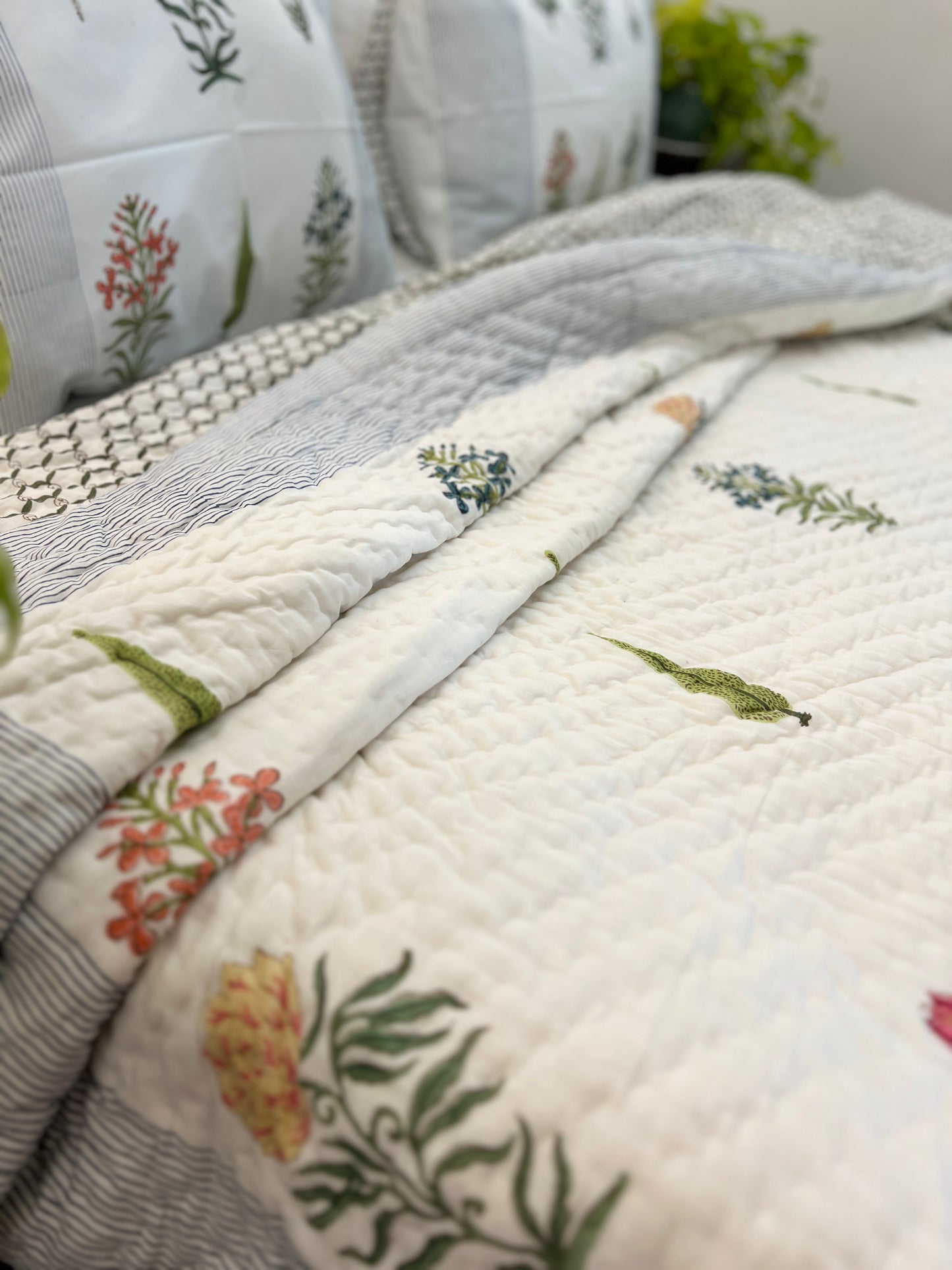 Bedding Set | Quilt with Bedsheet | Elegant Echoes