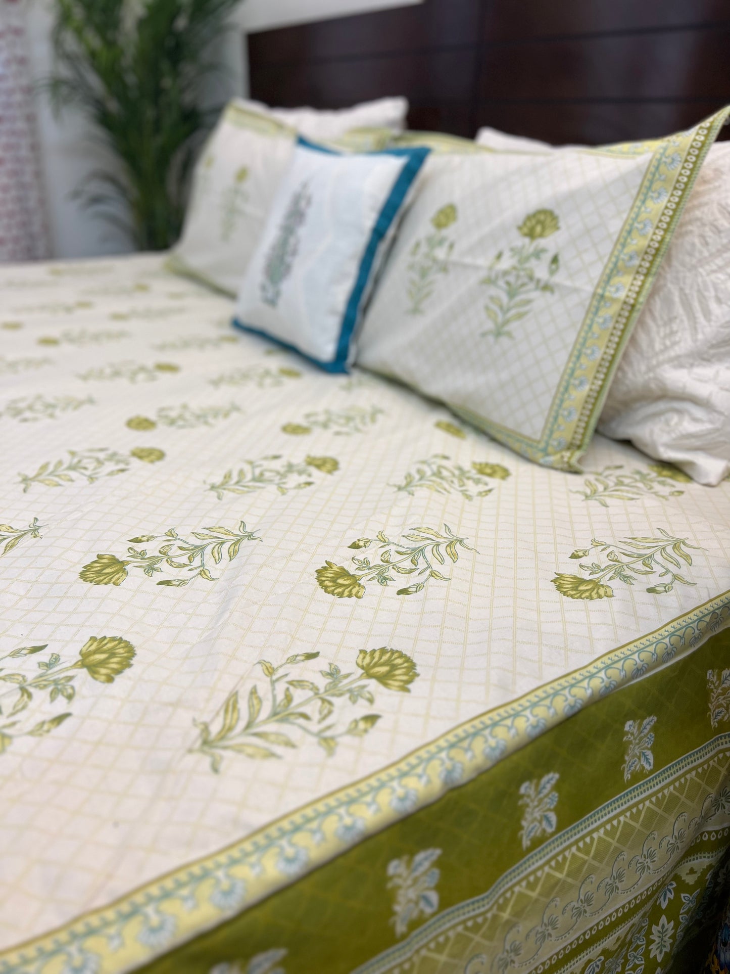 Super King Size | 108*108 Inches | Light Green Bunch