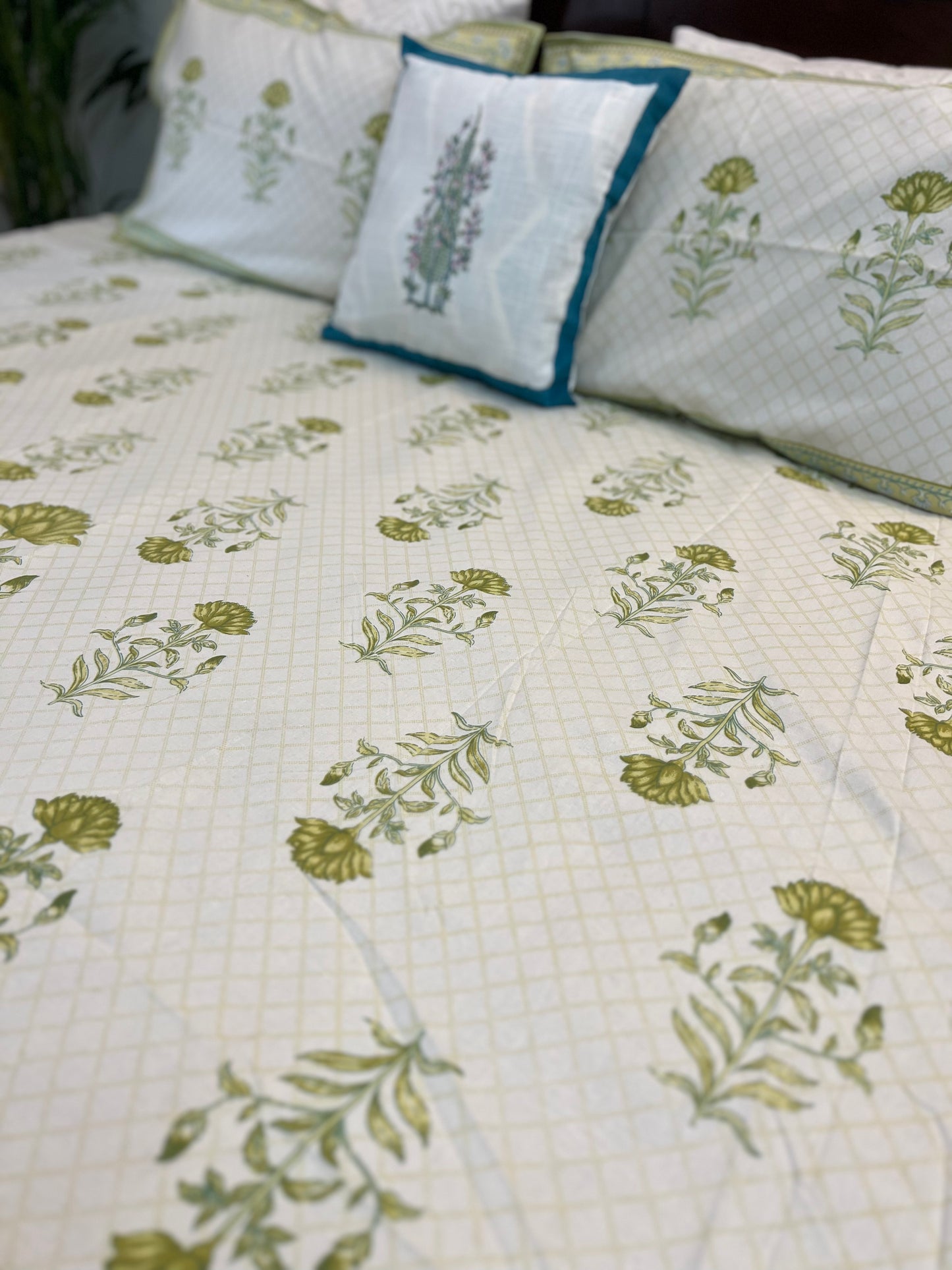 Super King Size | 108*108 Inches | Light Green Bunch