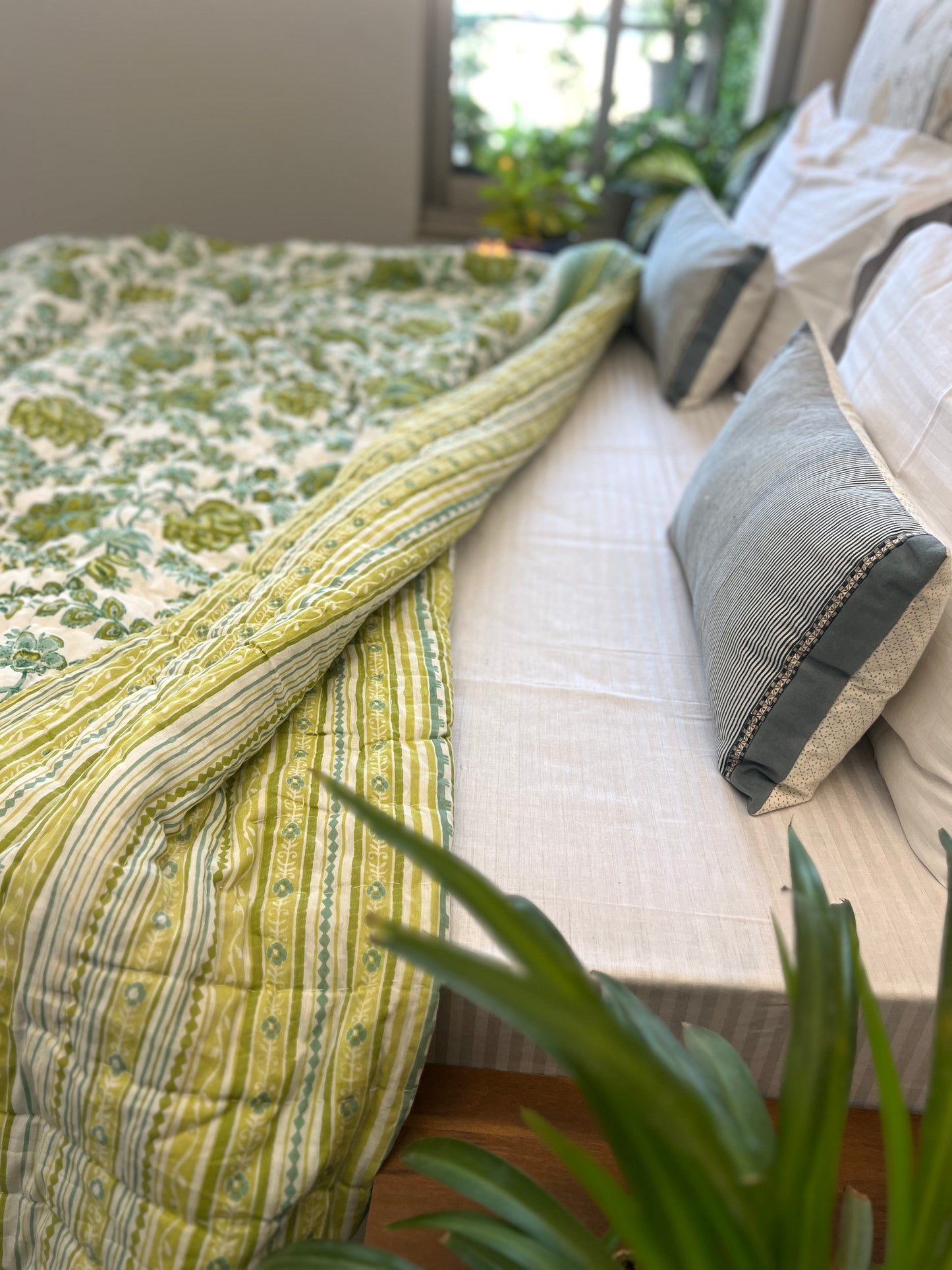 Reversible Hand Print Quilt | King Size 90*108 Inches | Floral Blooms