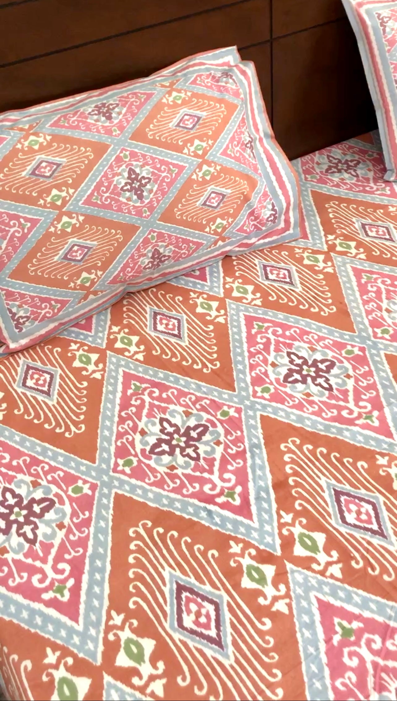 Super King Size | 108*108 Inches | Ikkat | Shades of Pink