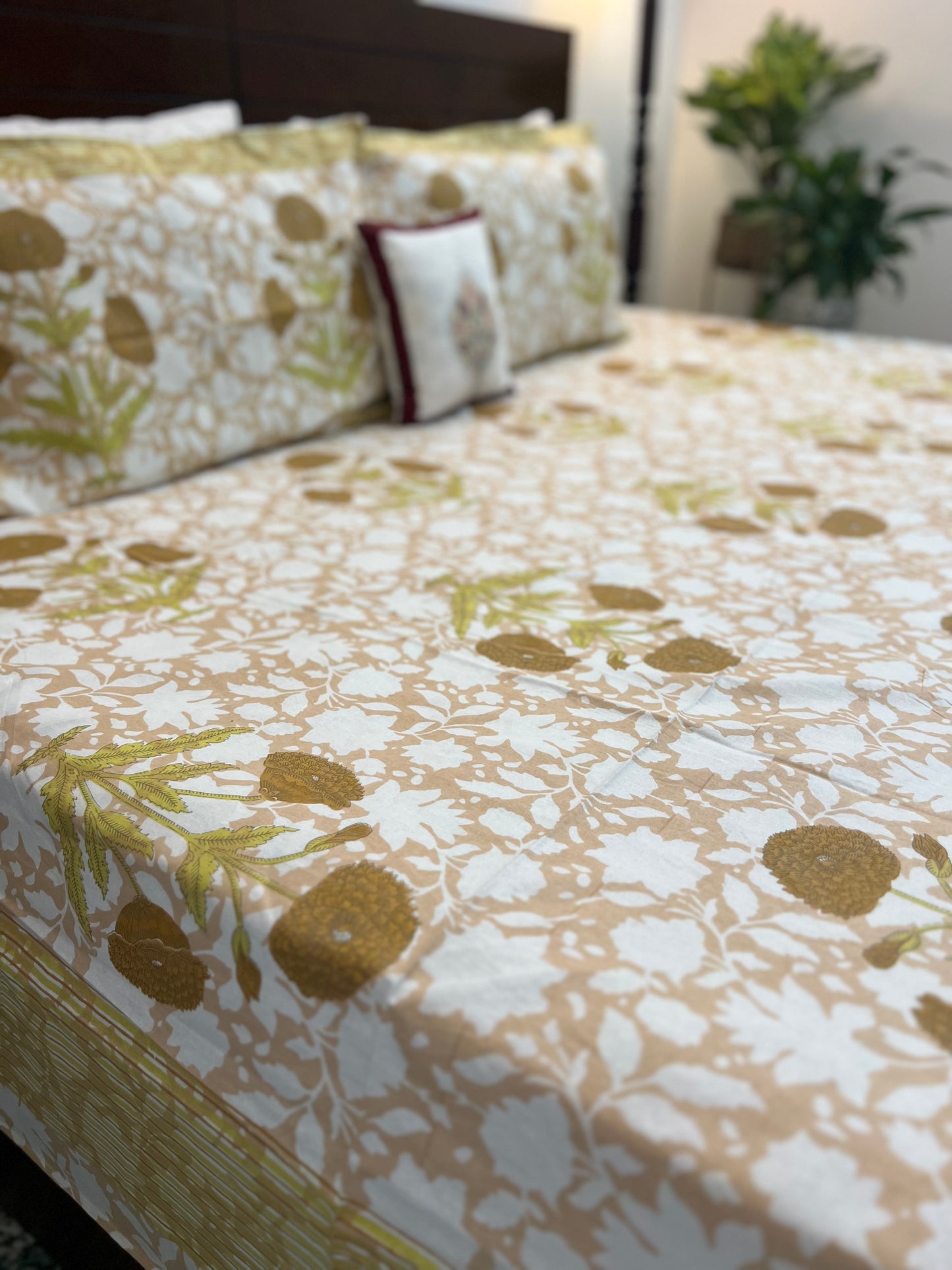 Super King Size | 108*108 Inches | Light Brown Dahlia