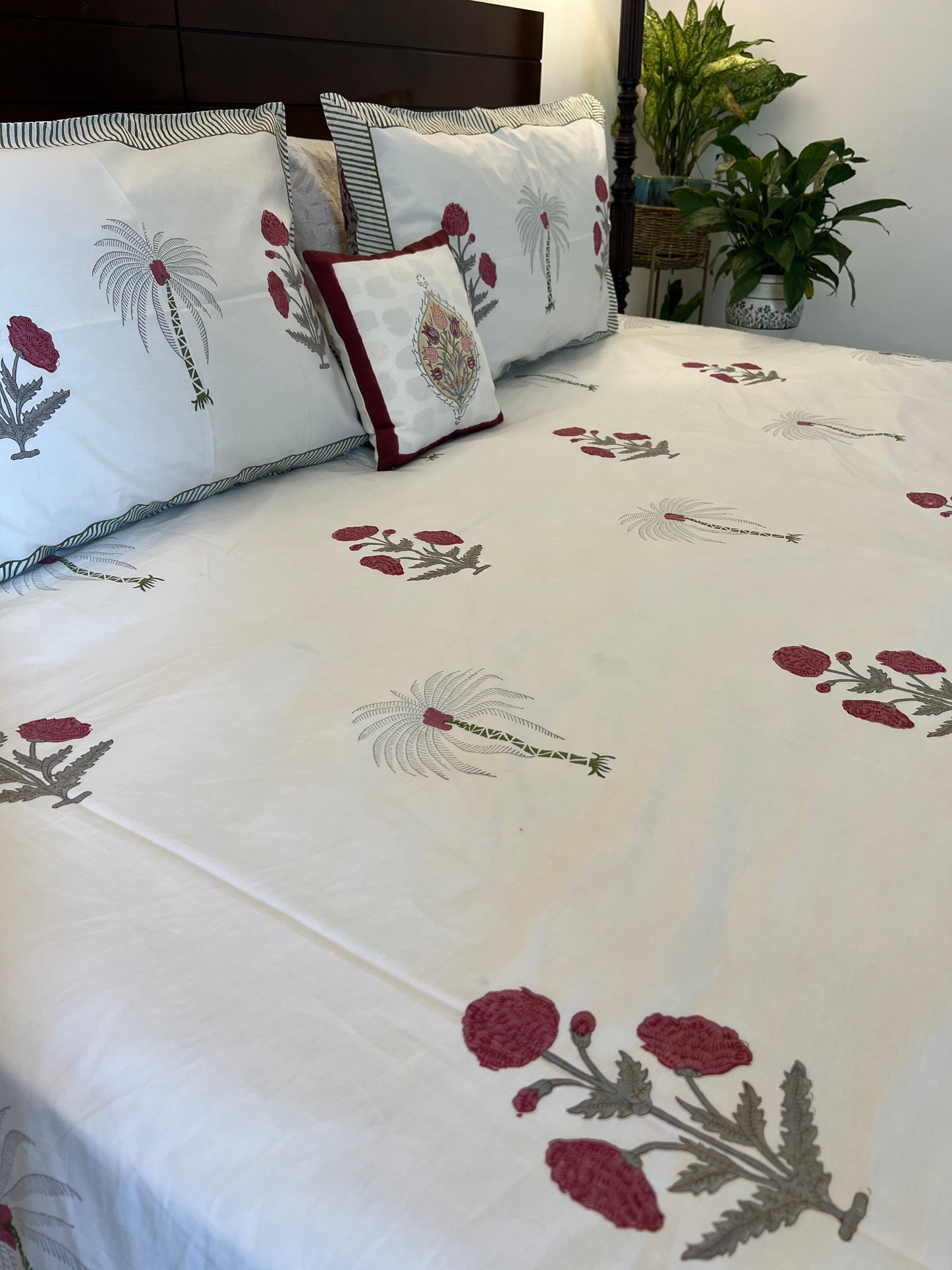 Bedding Set | Quilt with Bedsheet | Poppy Motifs