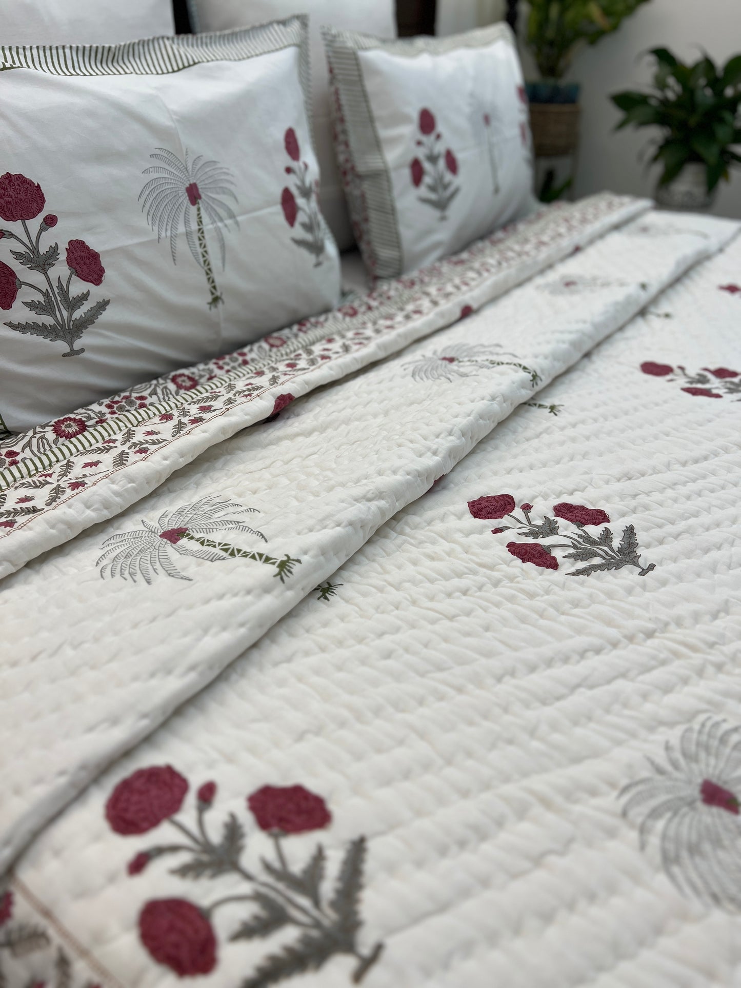 Bedding Set | Quilt with Bedsheet | Poppy Motifs