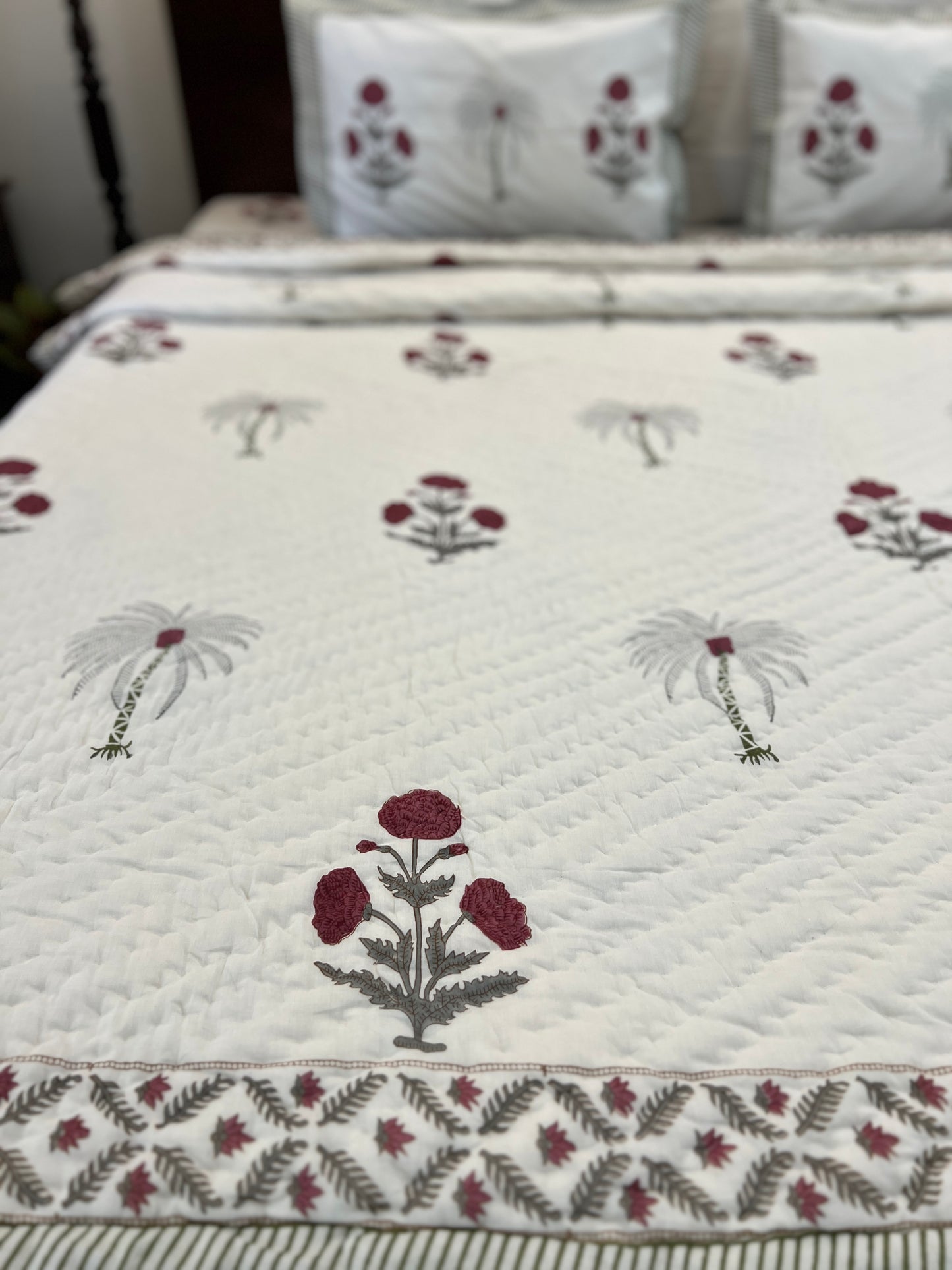 Bedding Set | Quilt with Bedsheet | Poppy Motifs