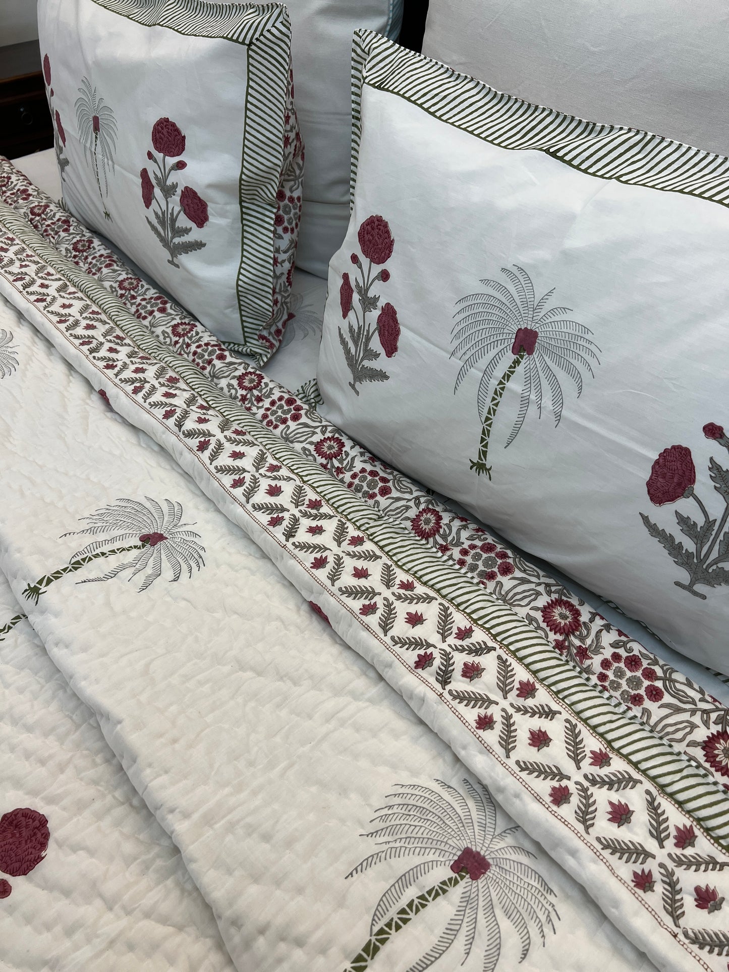 Bedding Set | Quilt with Bedsheet | Poppy Motifs