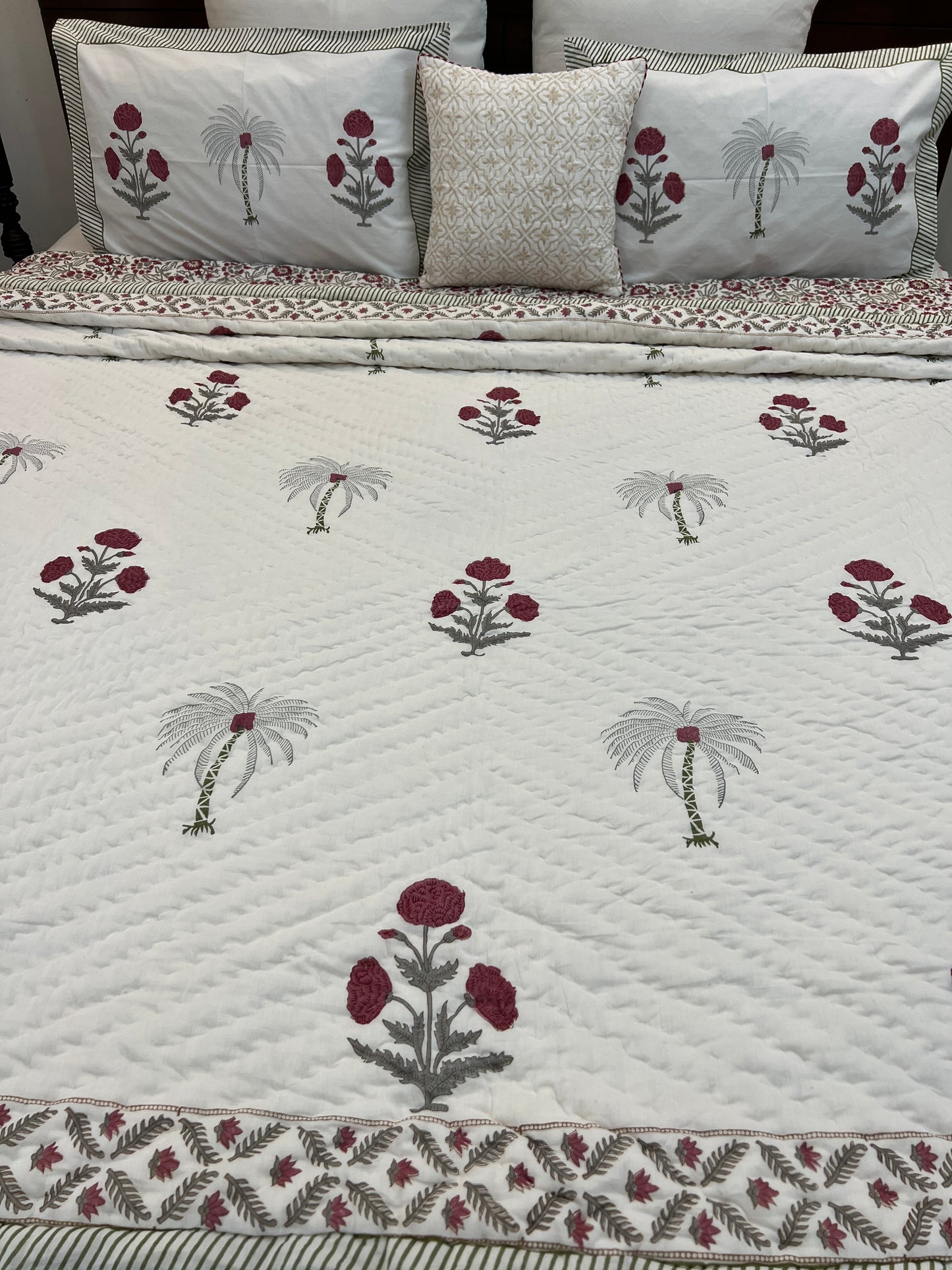 Bedding Set | Quilt with Bedsheet | Poppy Motifs