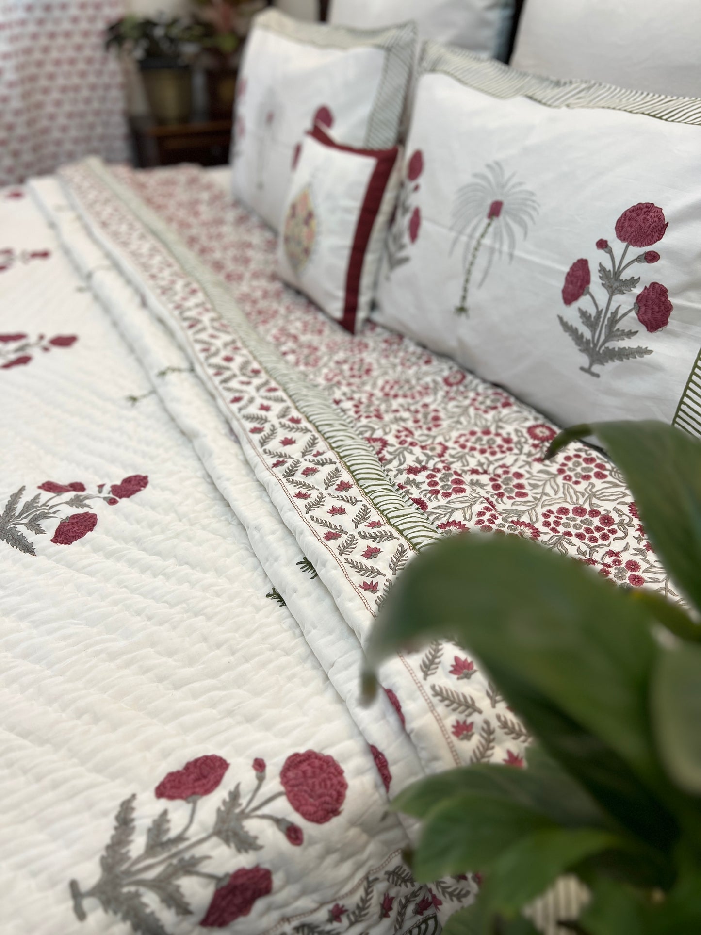 Bedding Set | Quilt with Bedsheet | Poppy Motifs