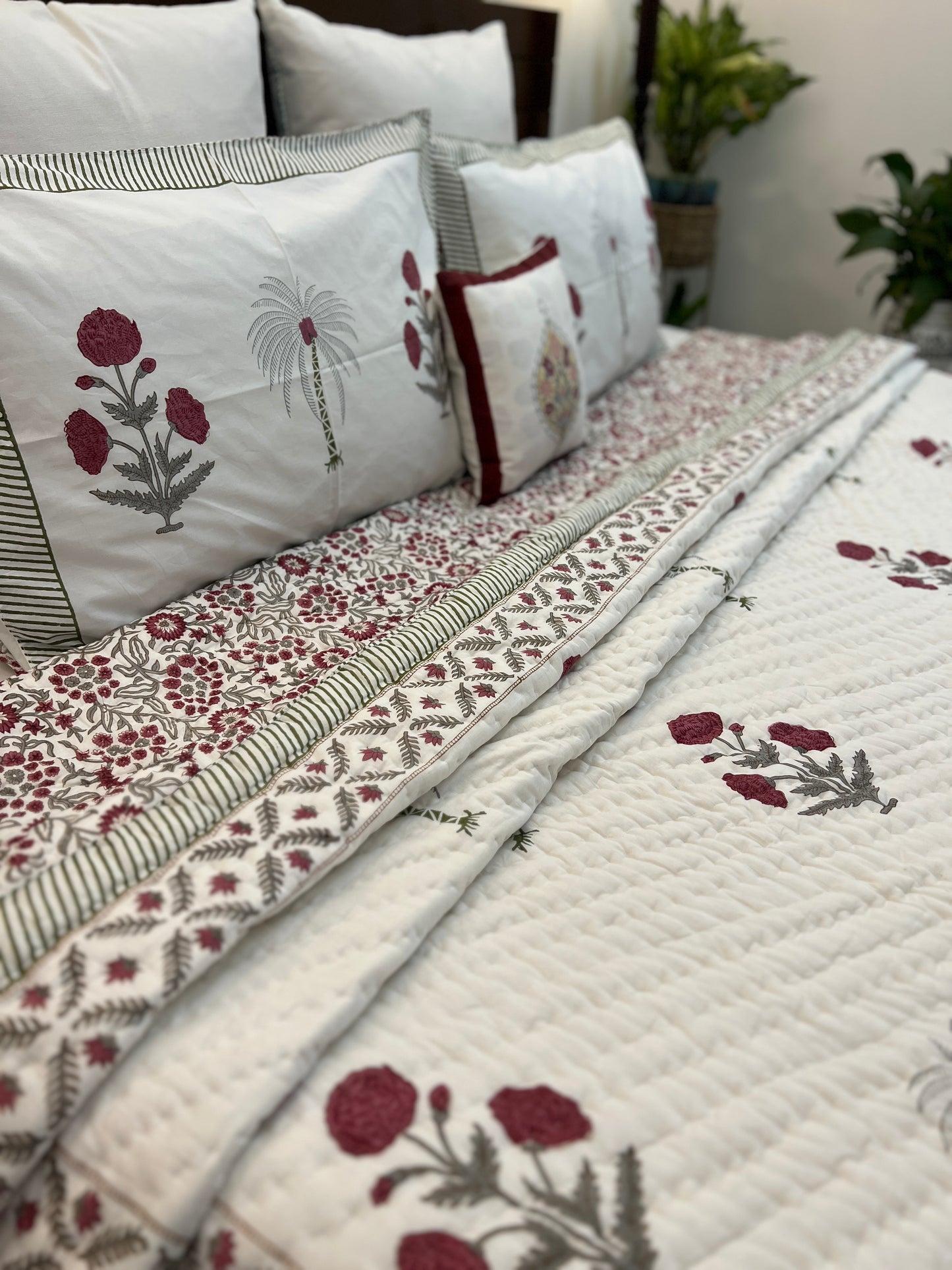 Bedding Set | Quilt with Bedsheet | Poppy Motifs