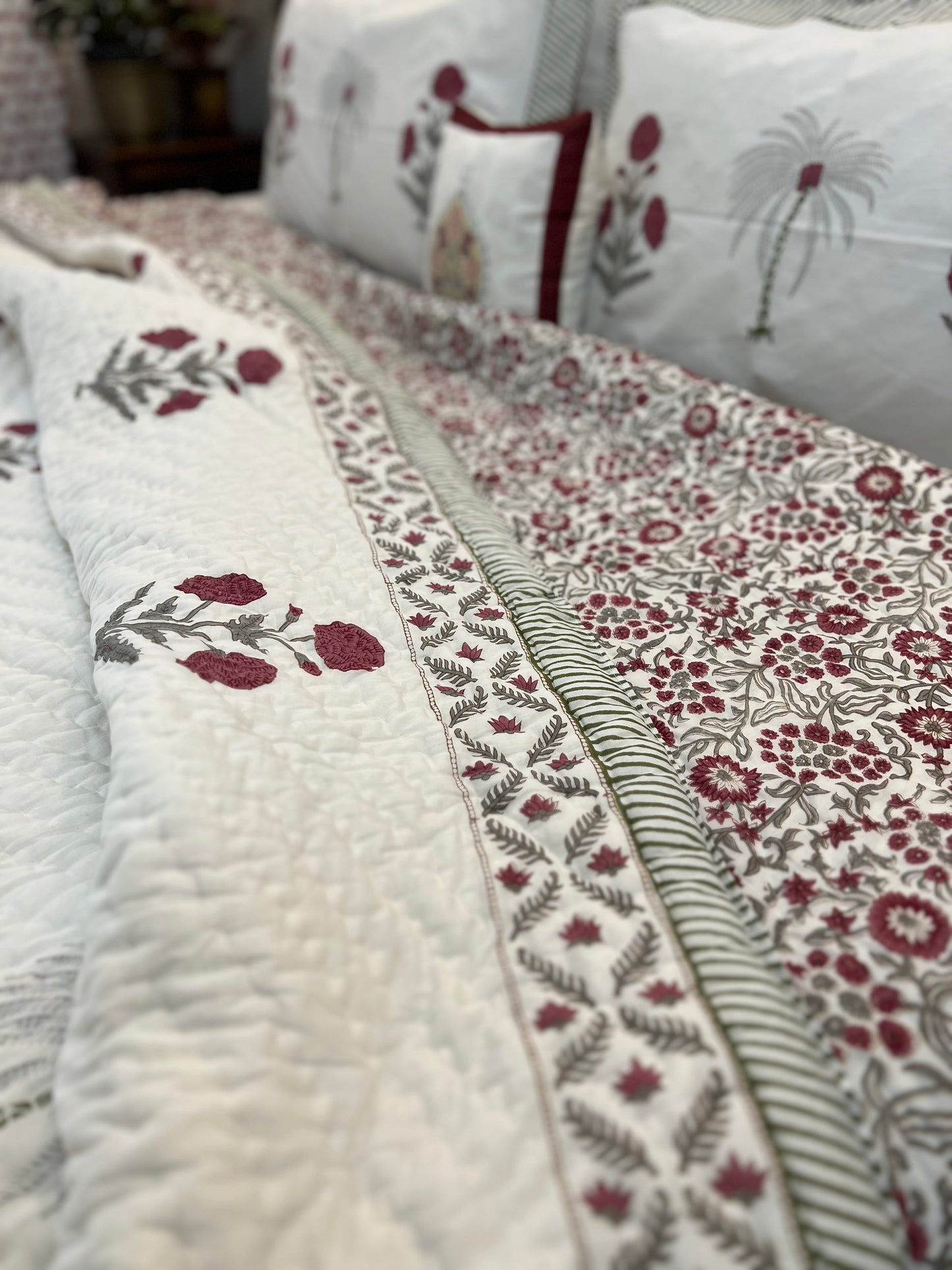 Bedding Set | Quilt with Bedsheet | Poppy Motifs