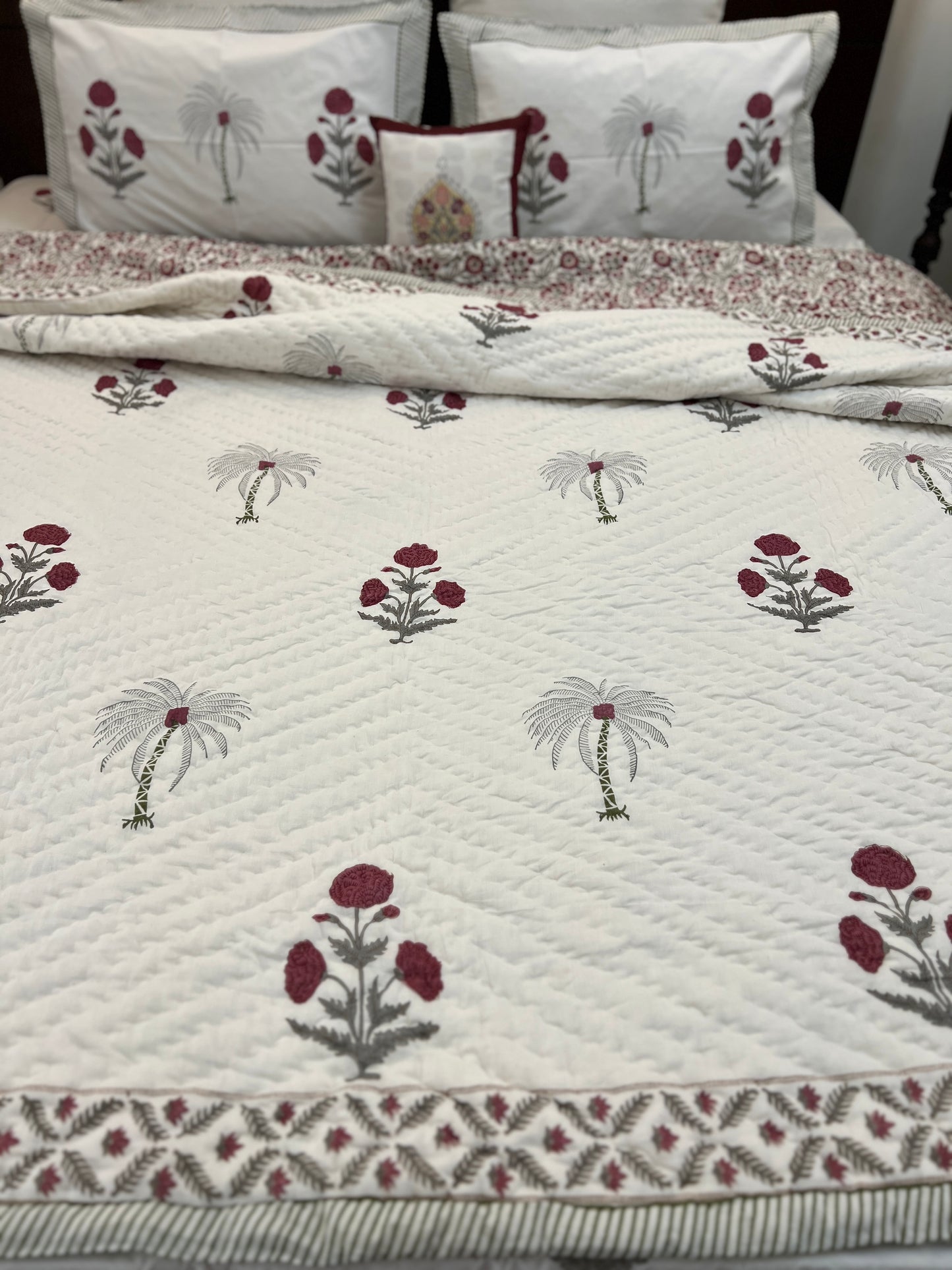 Bedding Set | Quilt with Bedsheet | Poppy Motifs