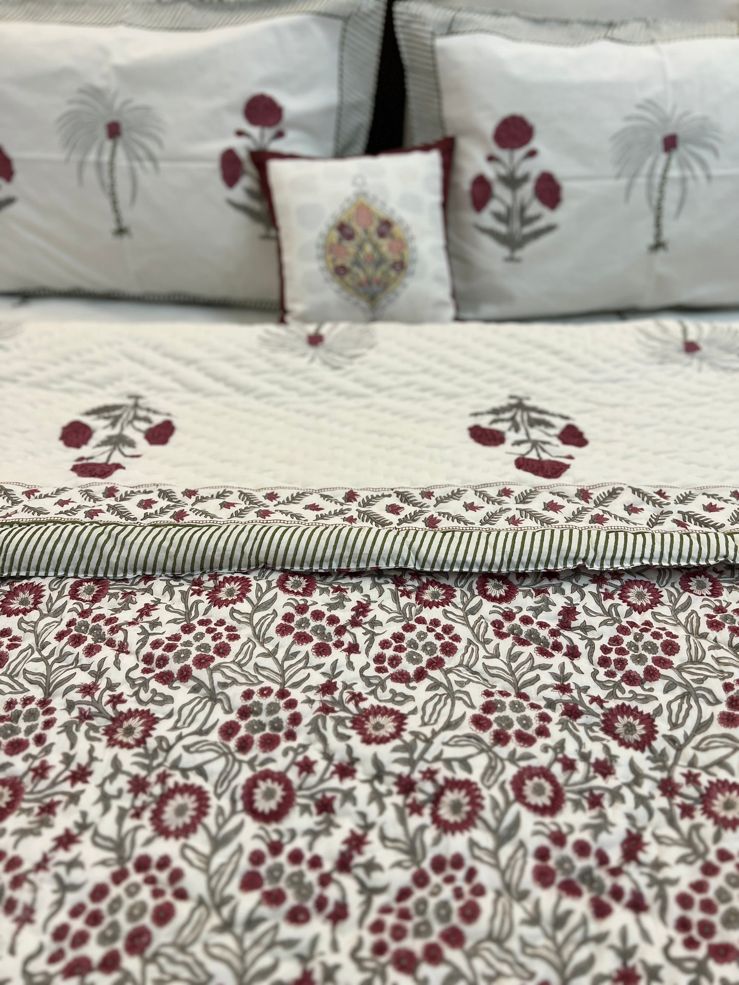 Bedding Set | Quilt with Bedsheet | Poppy Motifs