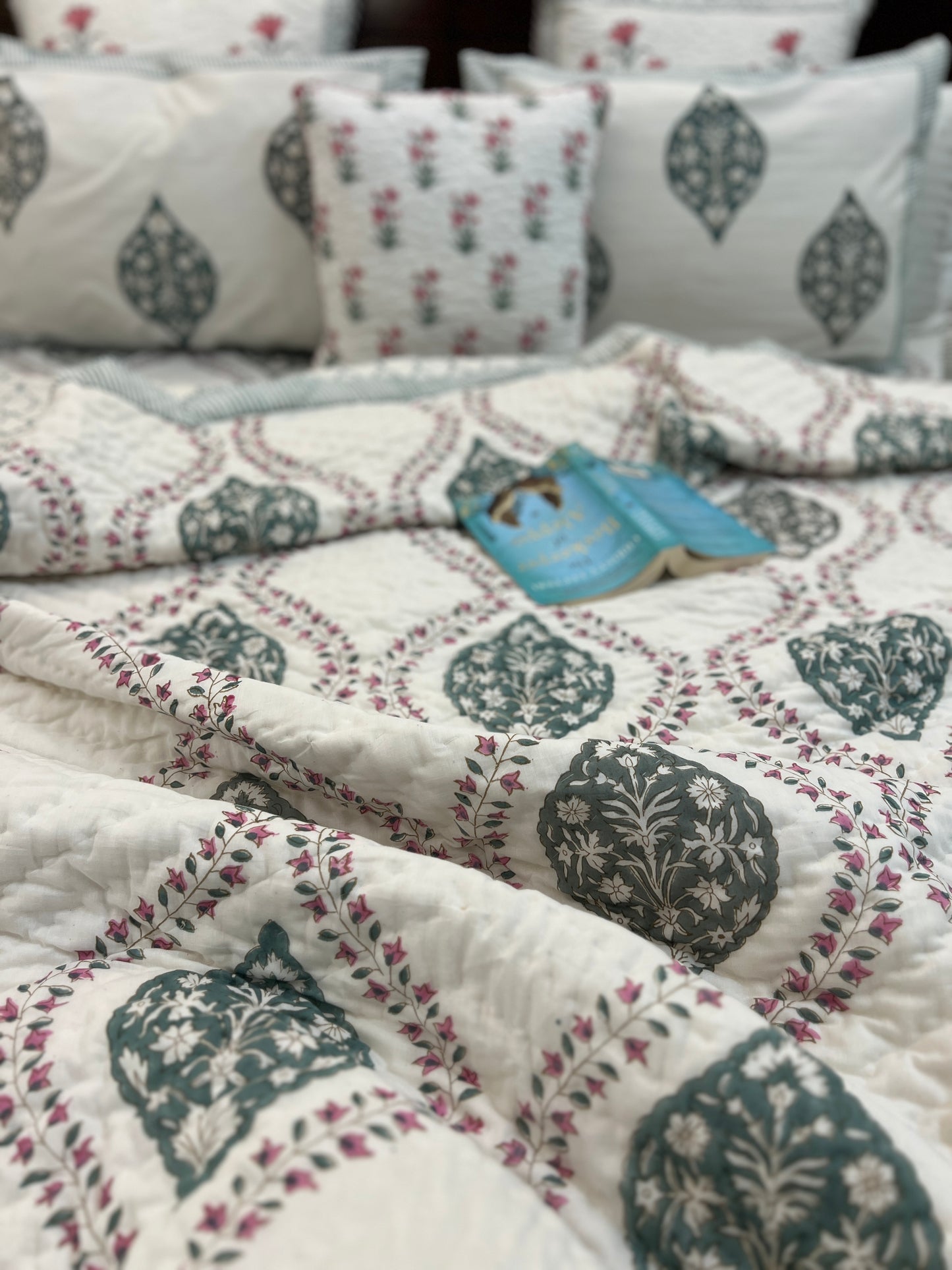 Bedding Set | Quilt with Bedsheet | Grandeur