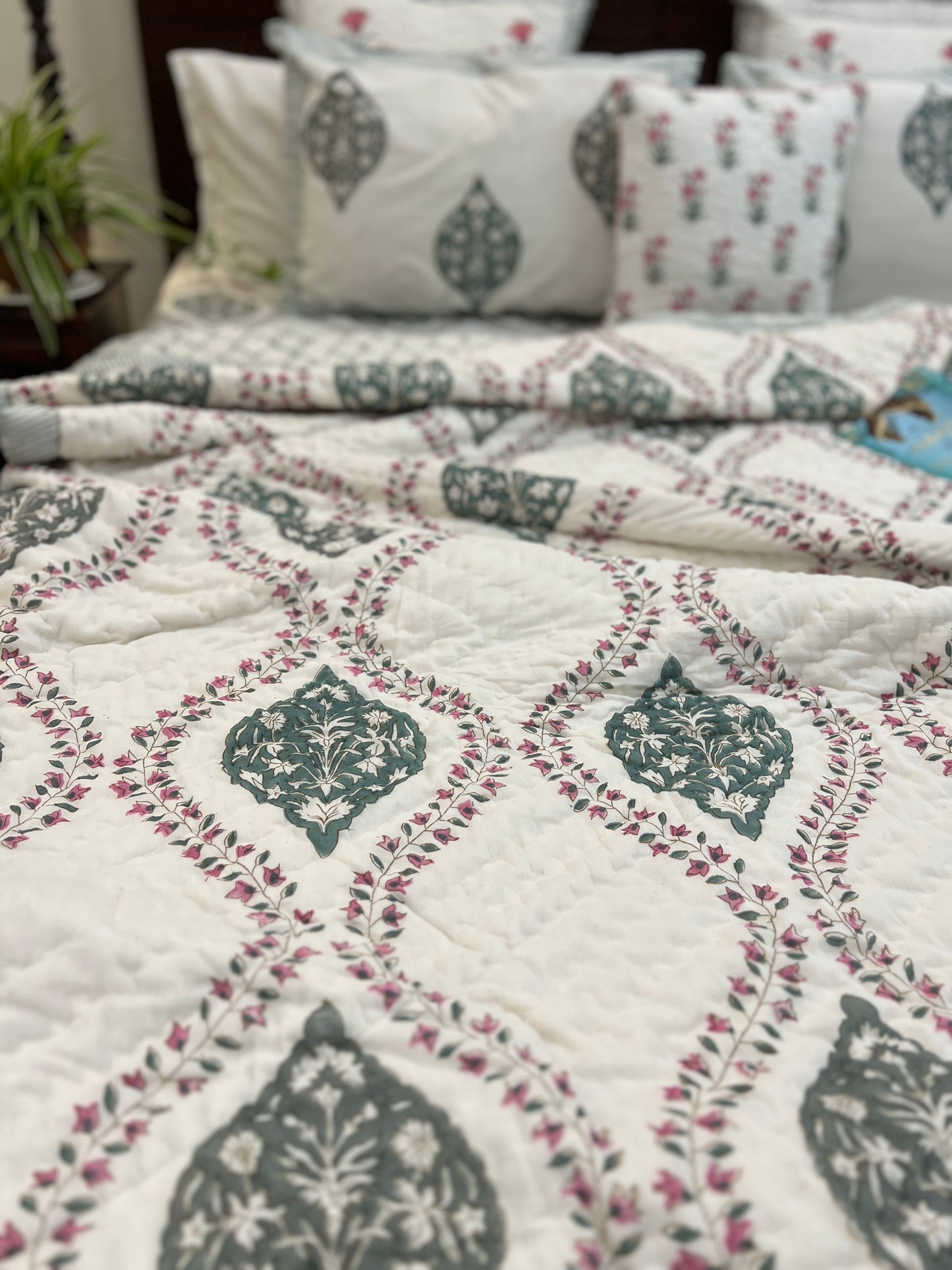 Bedding Set | Quilt with Bedsheet | Grandeur