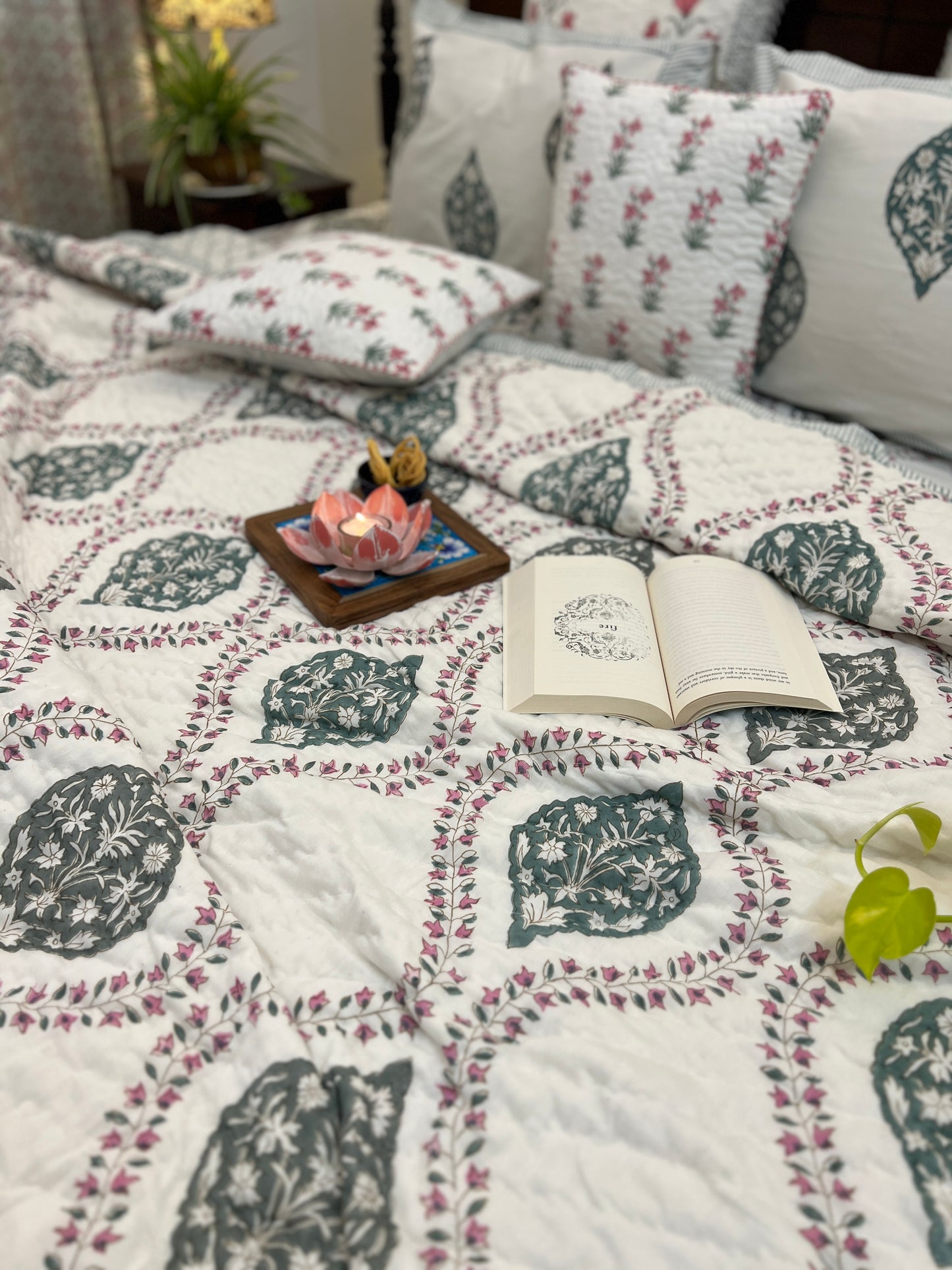 Bedding Set | Quilt with Bedsheet | Grandeur