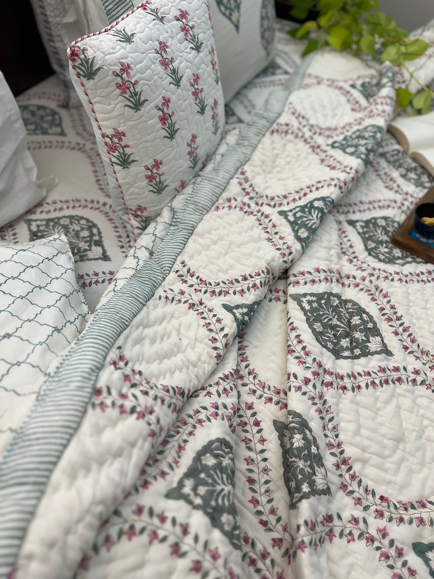 Bedding Set | Quilt with Bedsheet | Grandeur