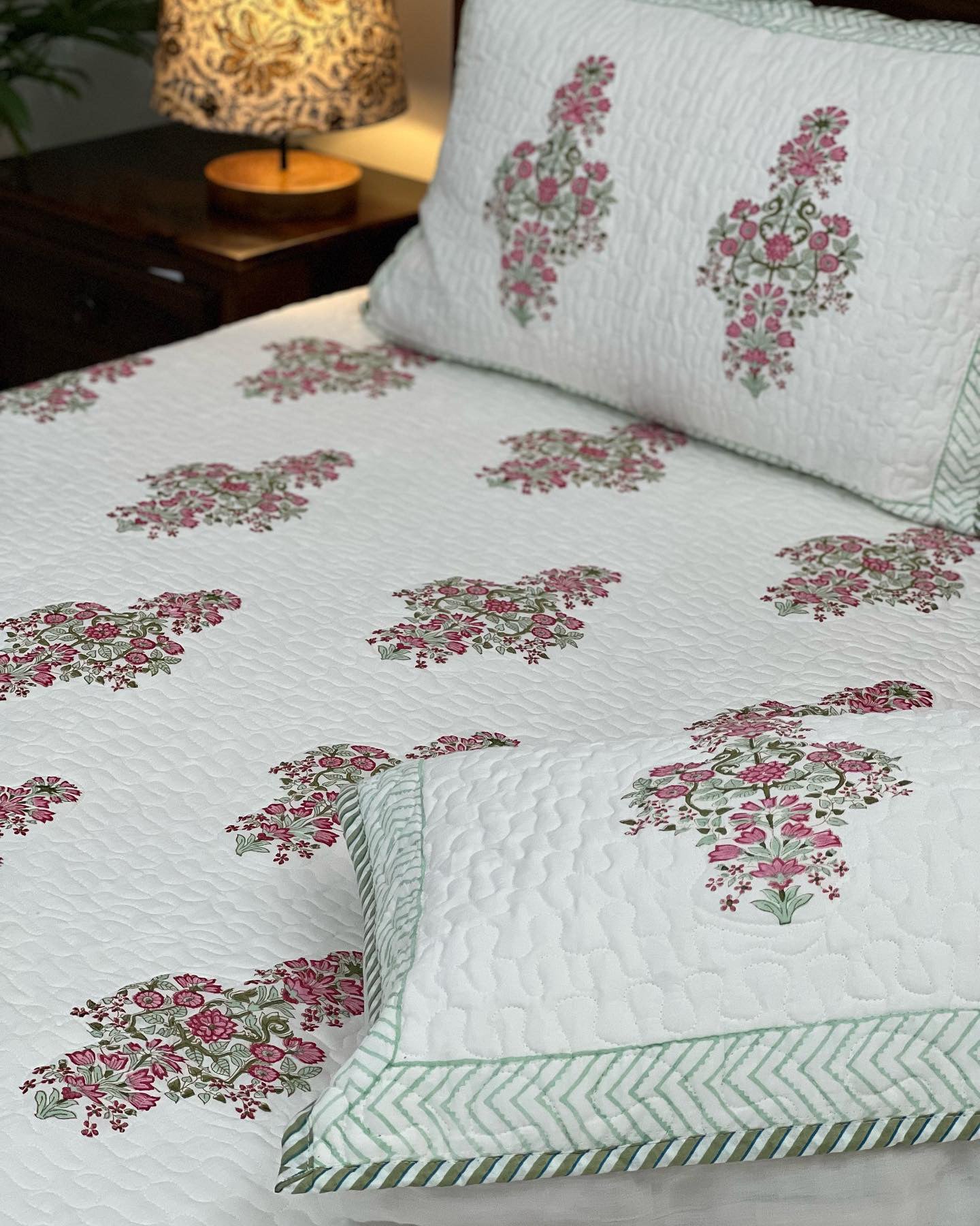 Quilted Bedcover | 90*108 Inches | Light Pink & Green Big Booti