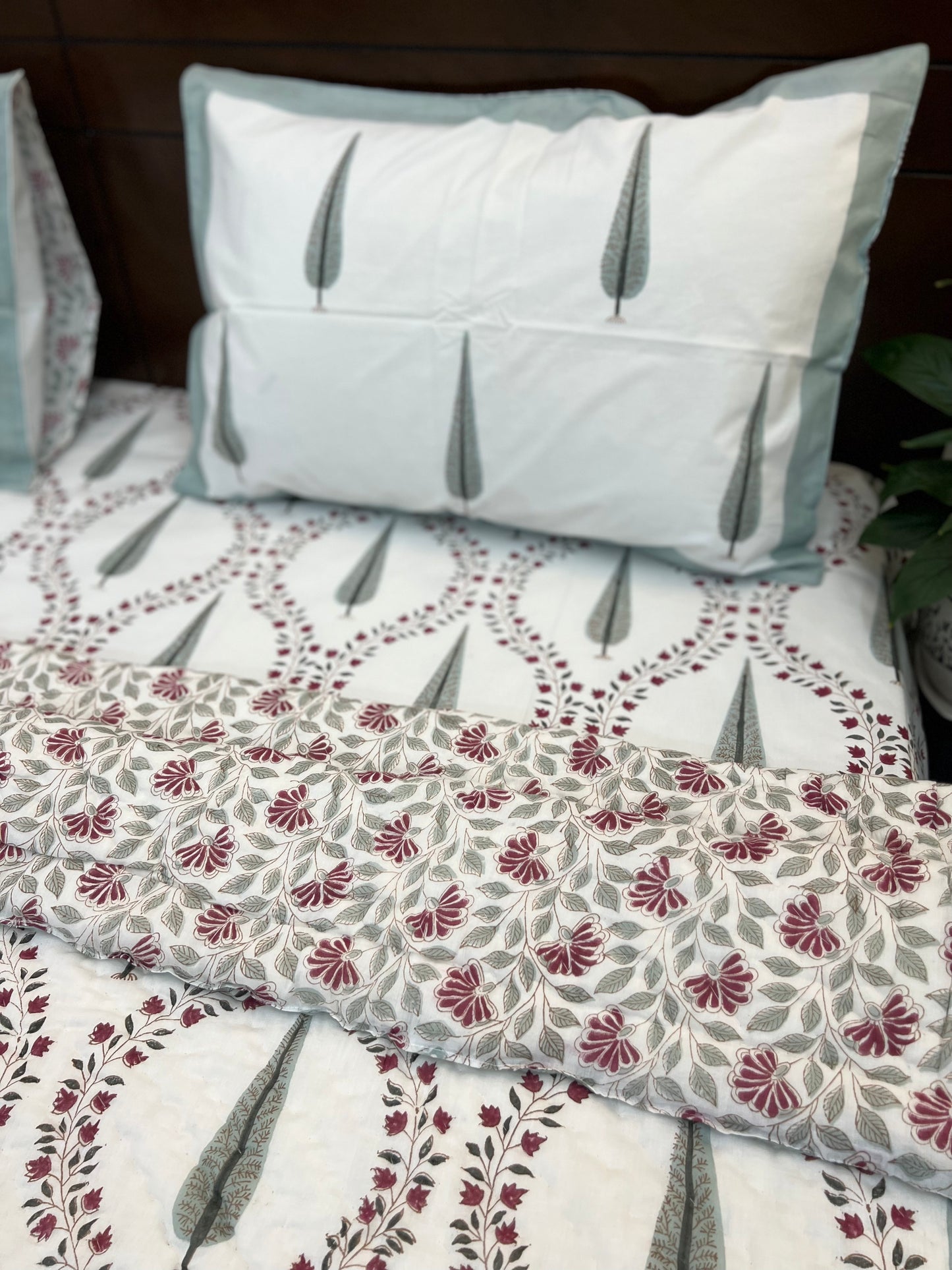 Bedding Set | Quilt with Bedsheet Set | Maroon Jaal