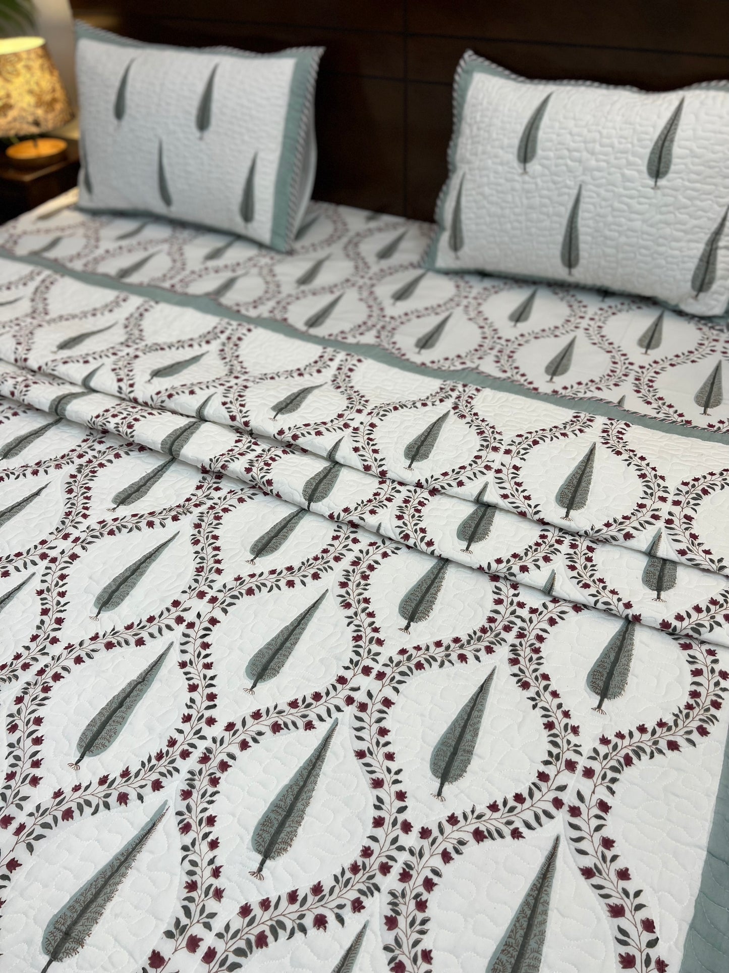 Quilted Bedcover | 90*108 Inches | Maroon & Grey Mughal Jaal