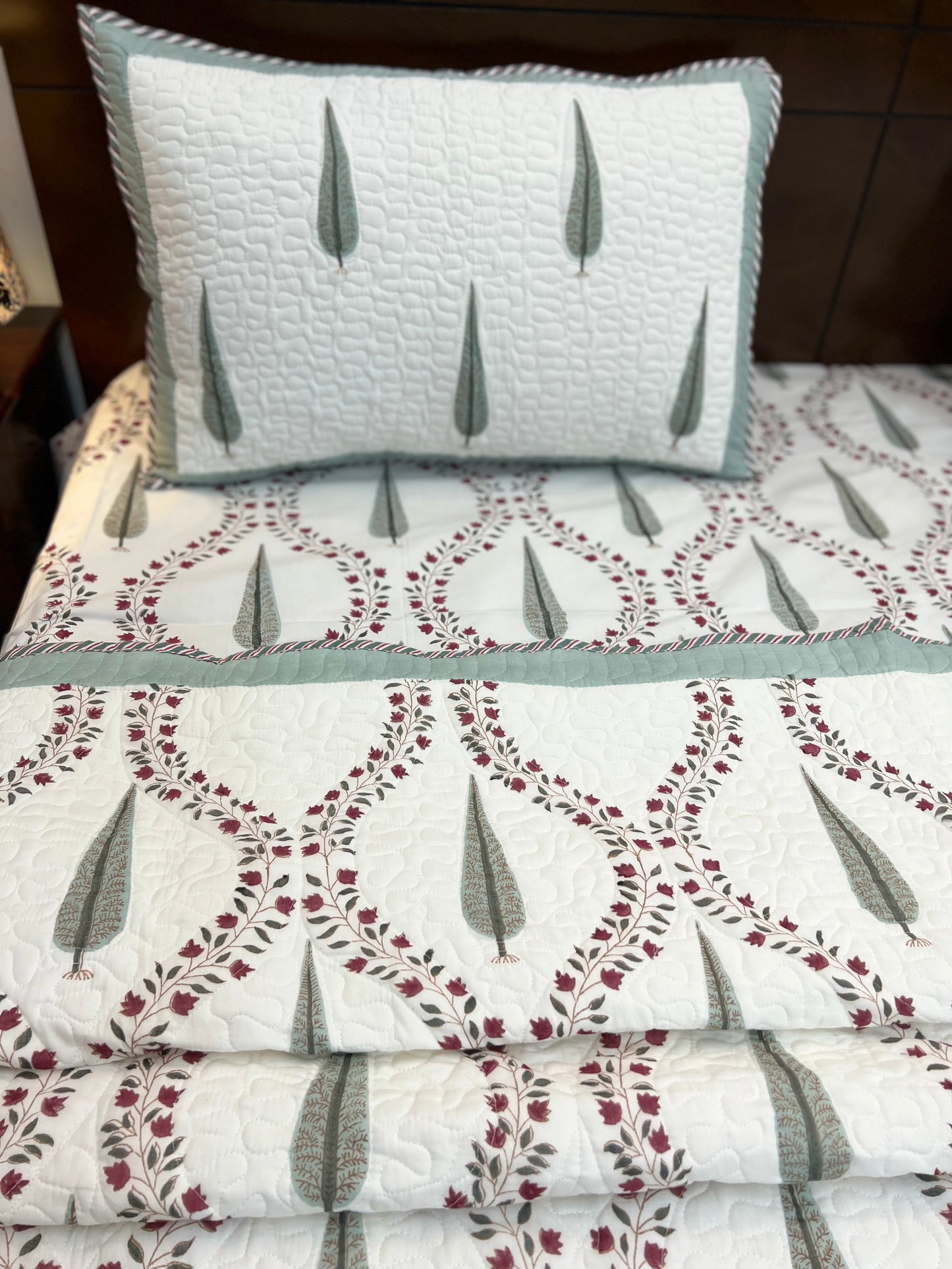 Quilted Bedcover | 90*108 Inches | Maroon & Grey Mughal Jaal