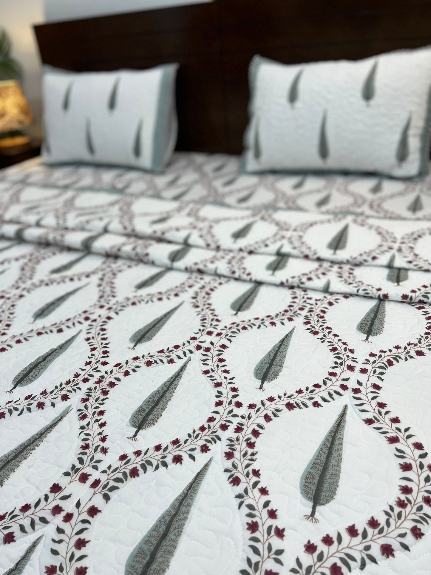 Quilted Bedcover | 90*108 Inches | Maroon & Grey Mughal Jaal